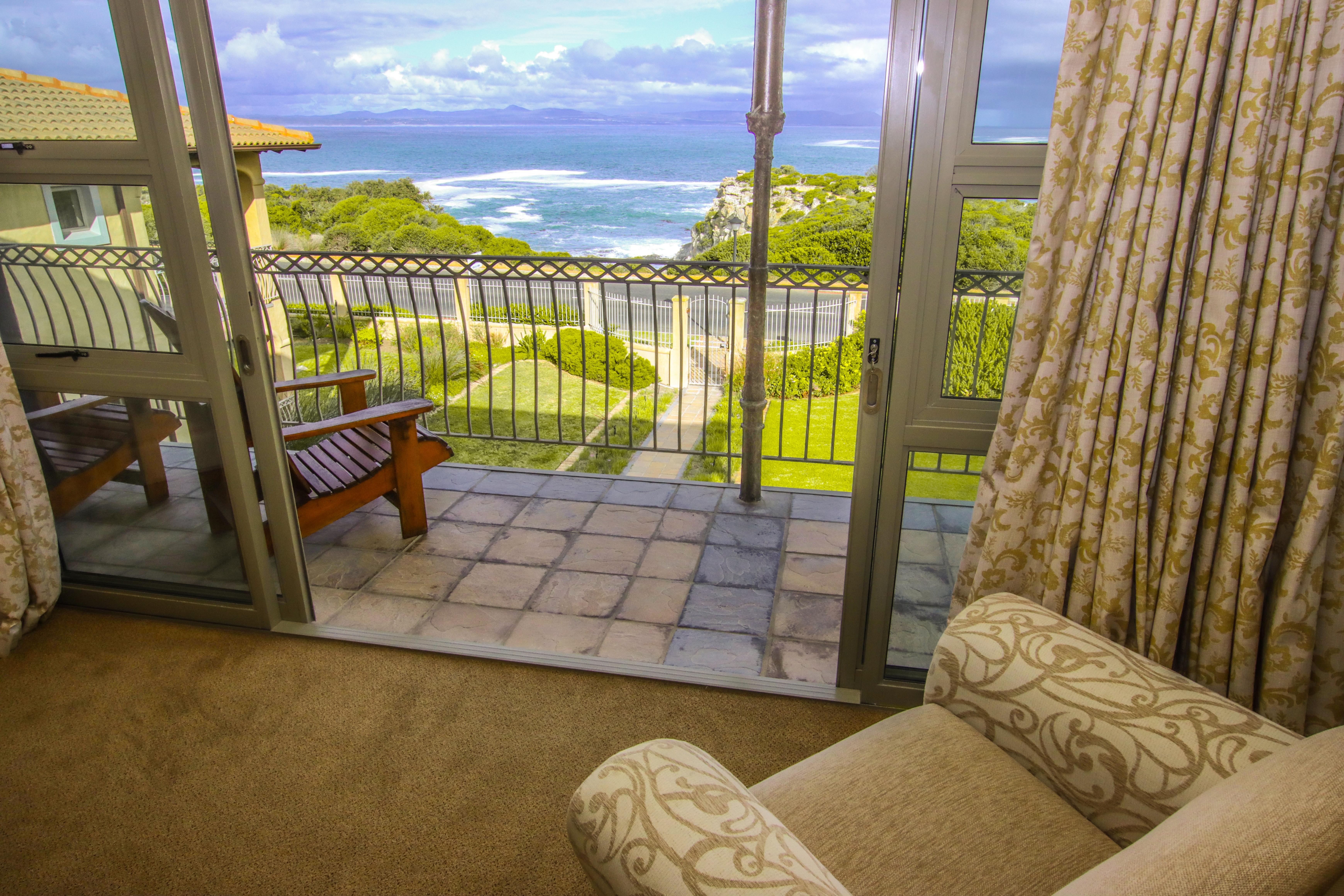 On The Cliff Guest House Hermanus Exterior photo